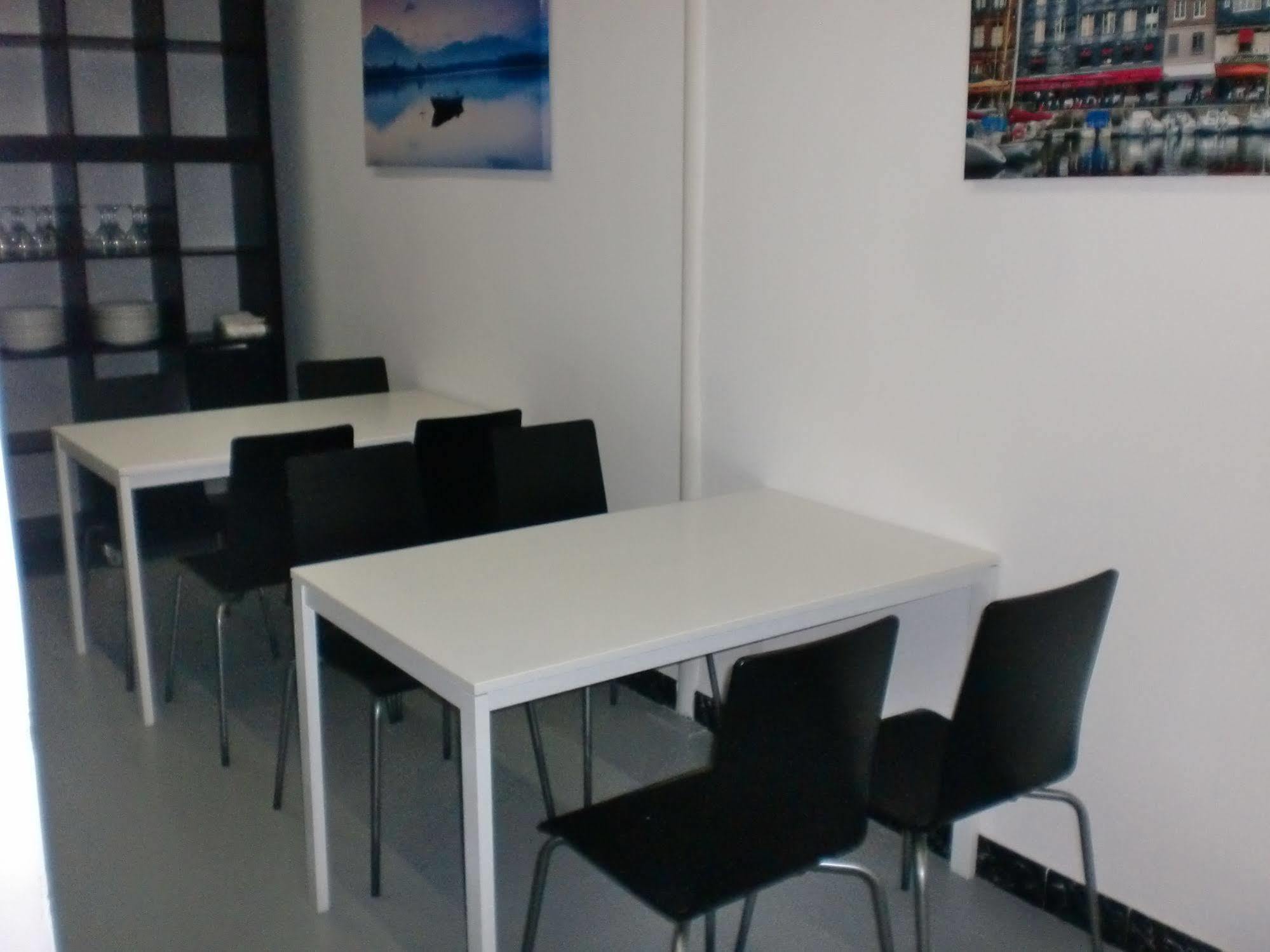 Albergue Monterrey ซานติอาโก เด กอมโปสเตลา ภายนอก รูปภาพ